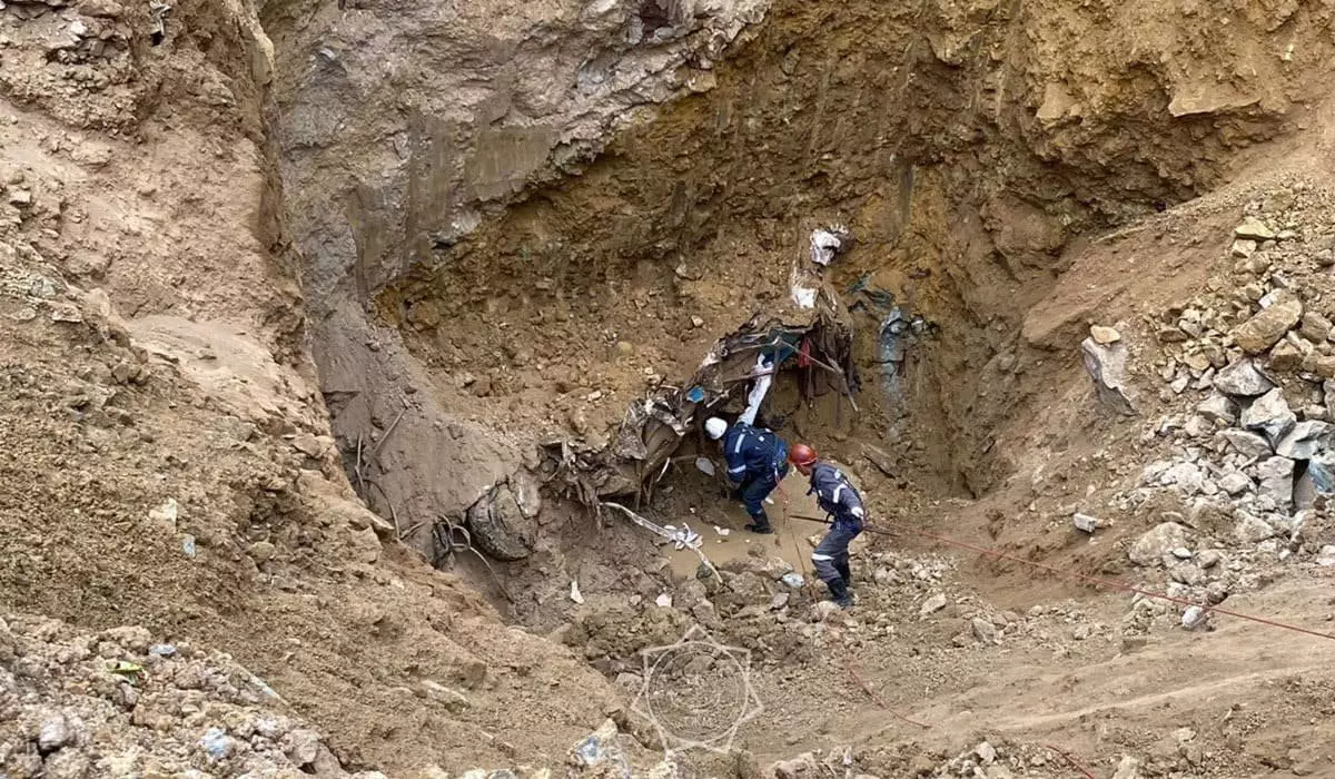 Автобус ушел под землю в Майкаине: найден четвертый погибший