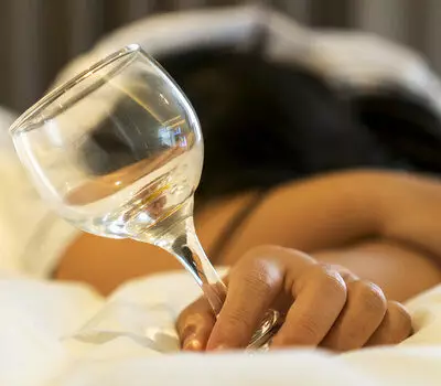 Врач предупредил о губительном влиянии алкоголя по вечерам на сон