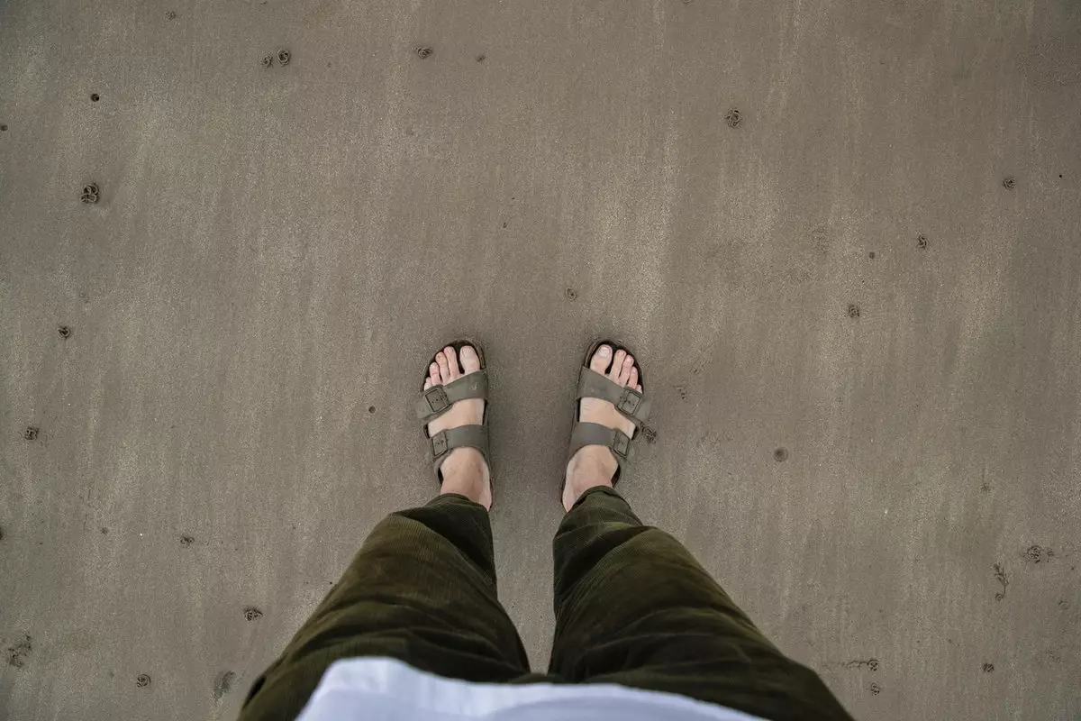 Эксперт назвал мужскую обувь, которая подойдет для отдыха на пляже
