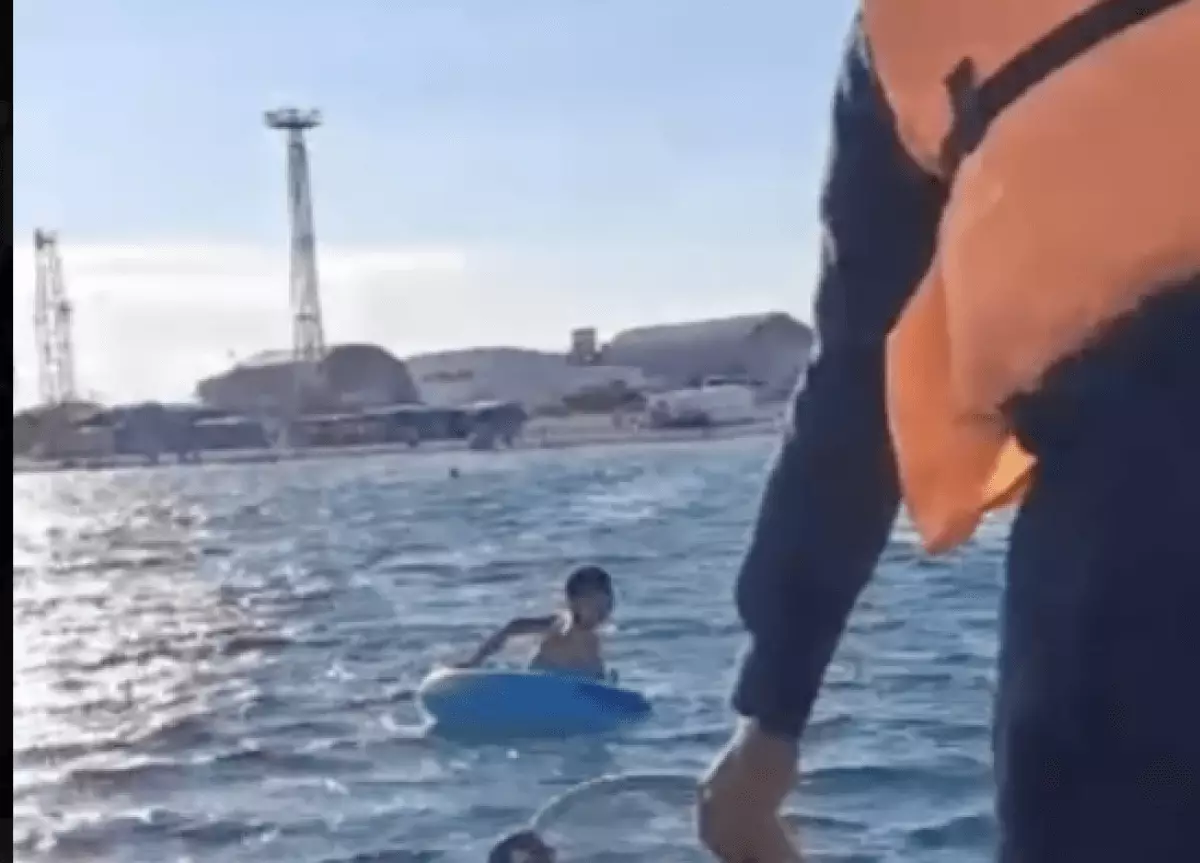 Ребенка унесло в Каспийское море на надувном круге
