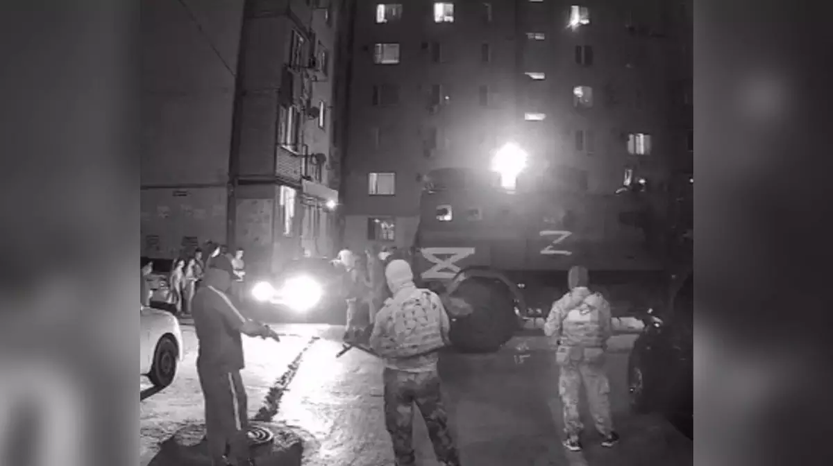 В Каспийске неизвестные забаррикадировались в квартире и угрожают взрывом