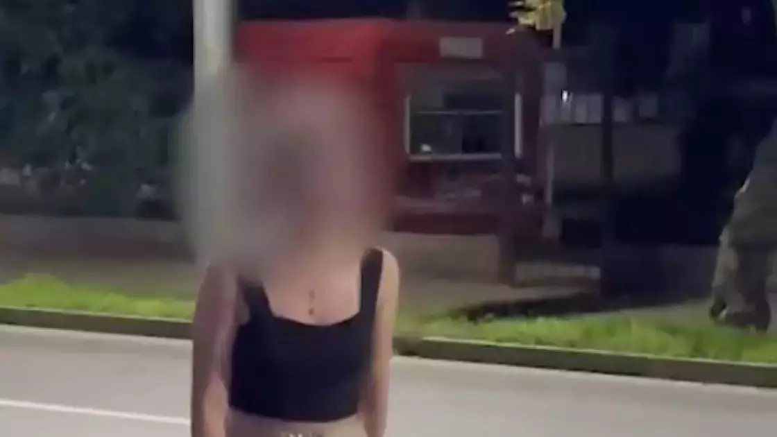 "Мой папа - начальник": видео с истерикой девушки на дороге распространили в Казнете