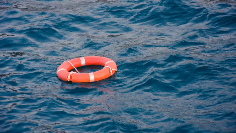 МЧС опубликовало кадры спасения ребенка в Каспийском море