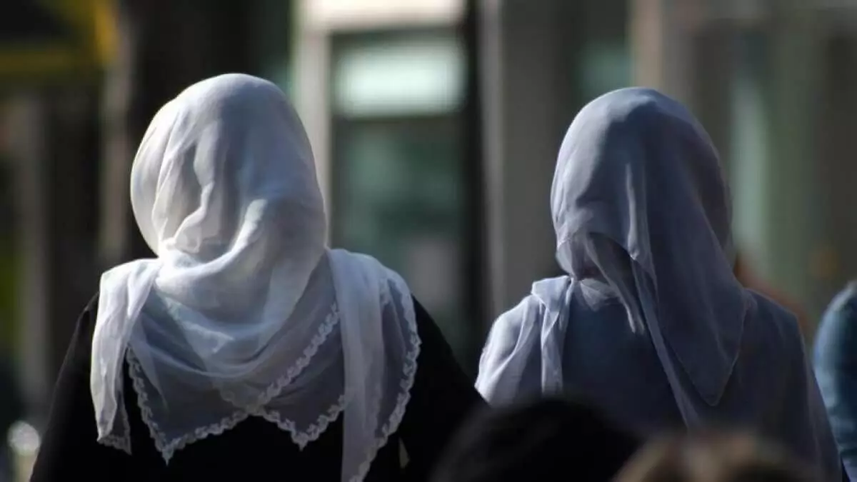 «Әйелді хиджаб кимегеннен өлтіріп жатыр»: ІІМ танымал әншінің мәлімдемесінен кейін тексеріс бастады
