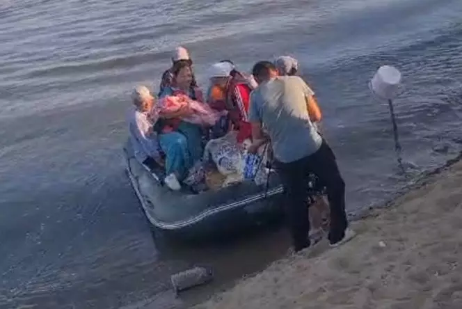 Домой на лодках добираются жители актюбинского села