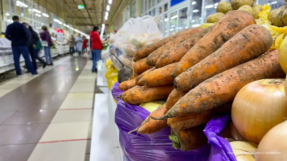 Впервые за 8 лет: цены на социально значимые продукты снизились в Казахстане