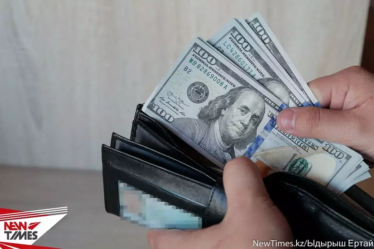 Доллар подорожал в обменниках Казахстана перед выходными