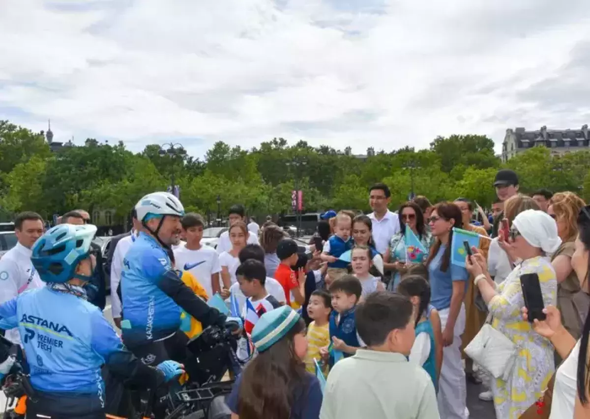 Олимпиадаға велосипедпен шыққан 64 жастағы қазақстандық Парижге жетті