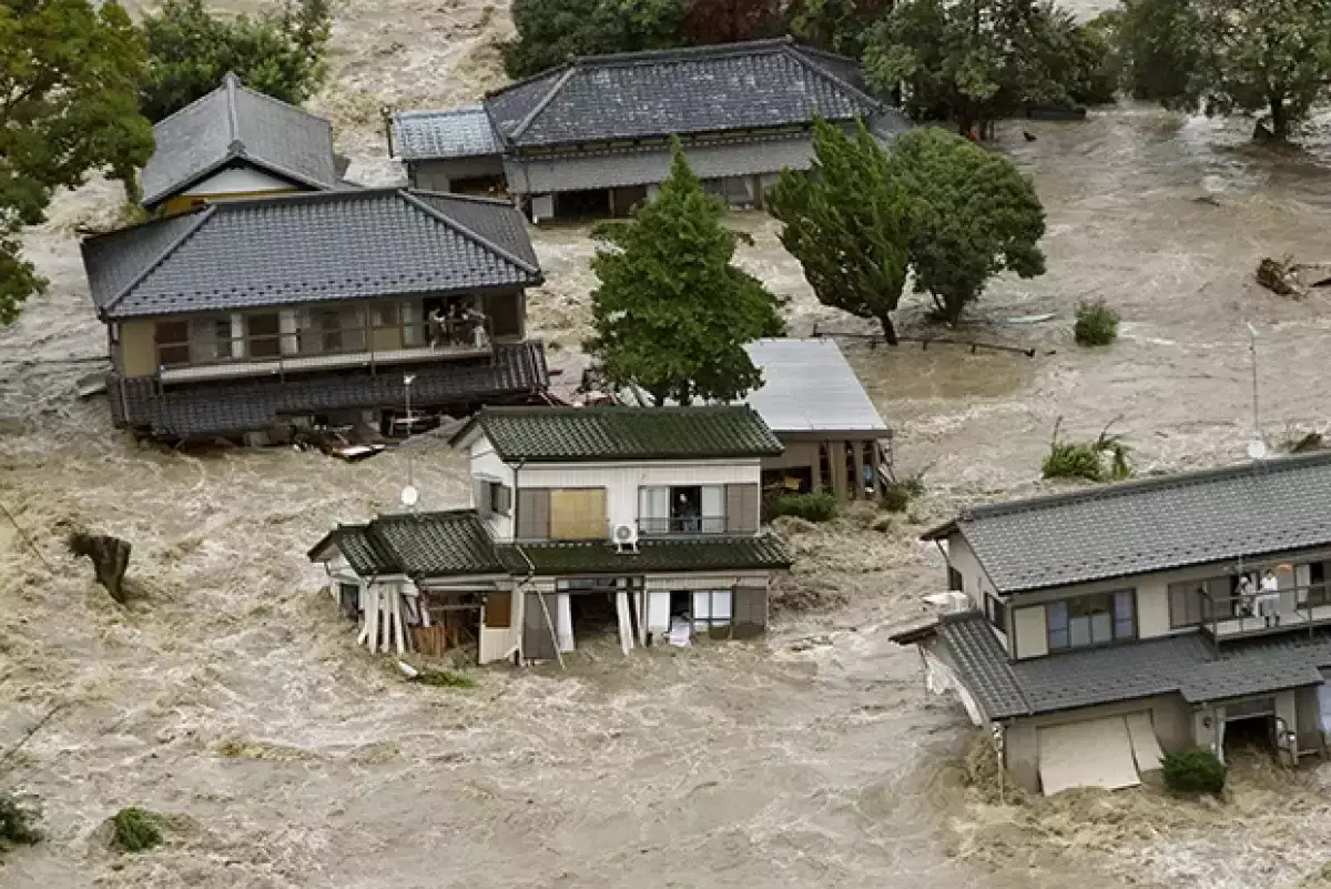 Мощные ливни привели к наводнению в Японии (ВИДЕО)