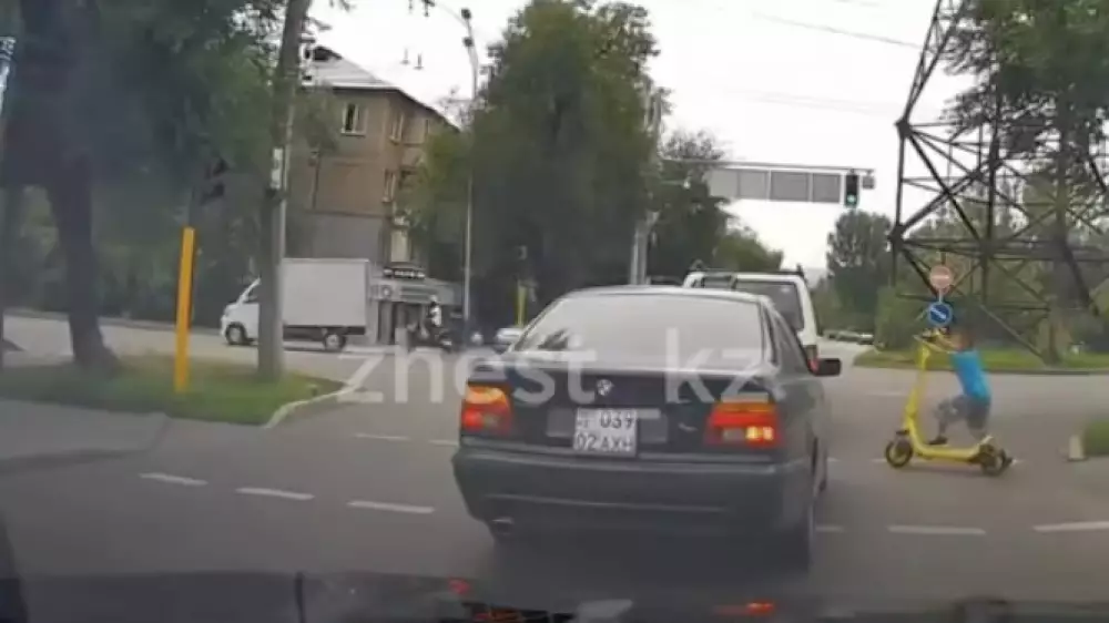 Мальчик на самокате попал под колеса "ГАЗели" в Алматы: видео появилось в сети