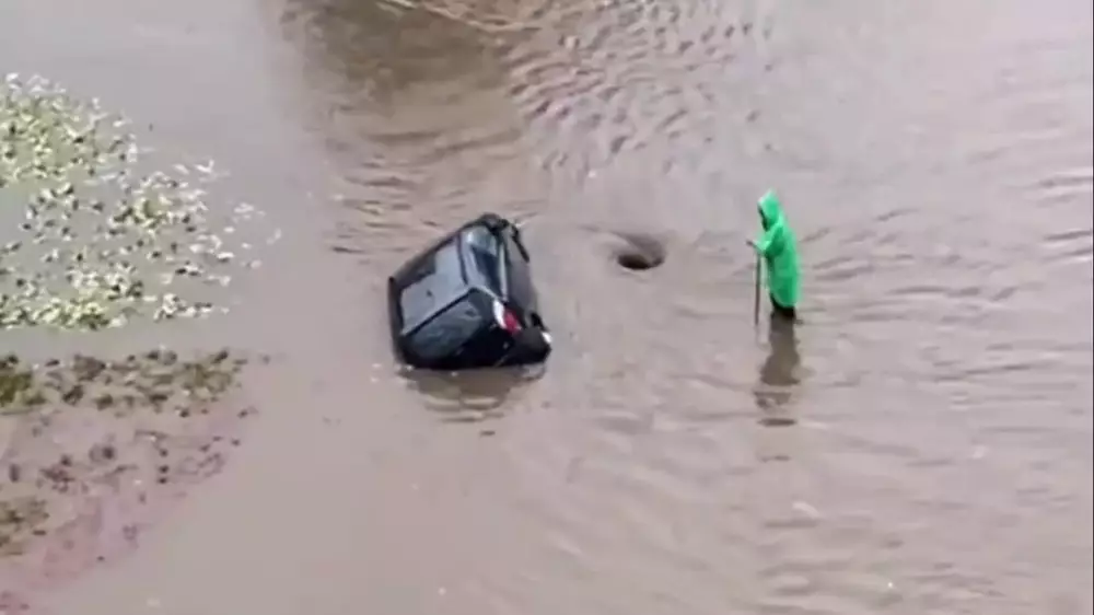 Воронка и утонувшее авто: последствия дождя засняли в Костанайской области