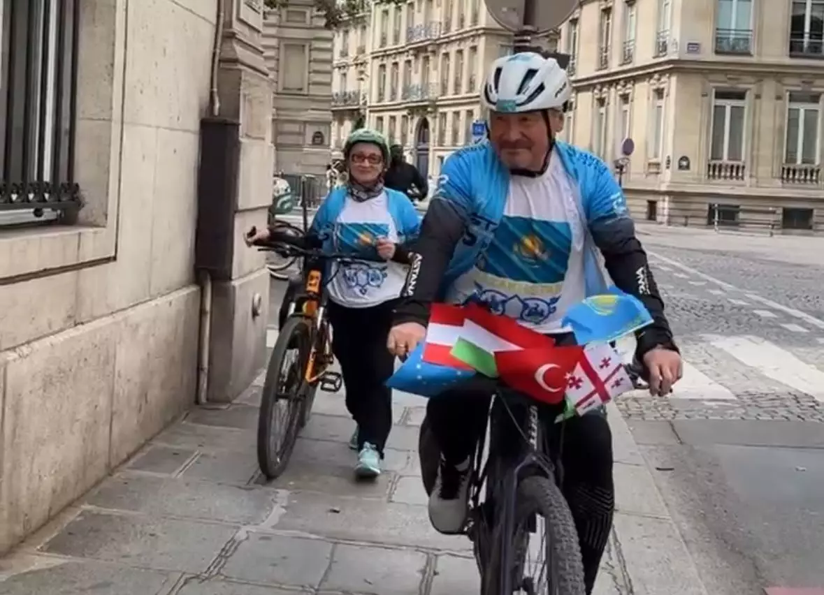 64-летний казахстанец доехал из Актау в Париж на велосипеде