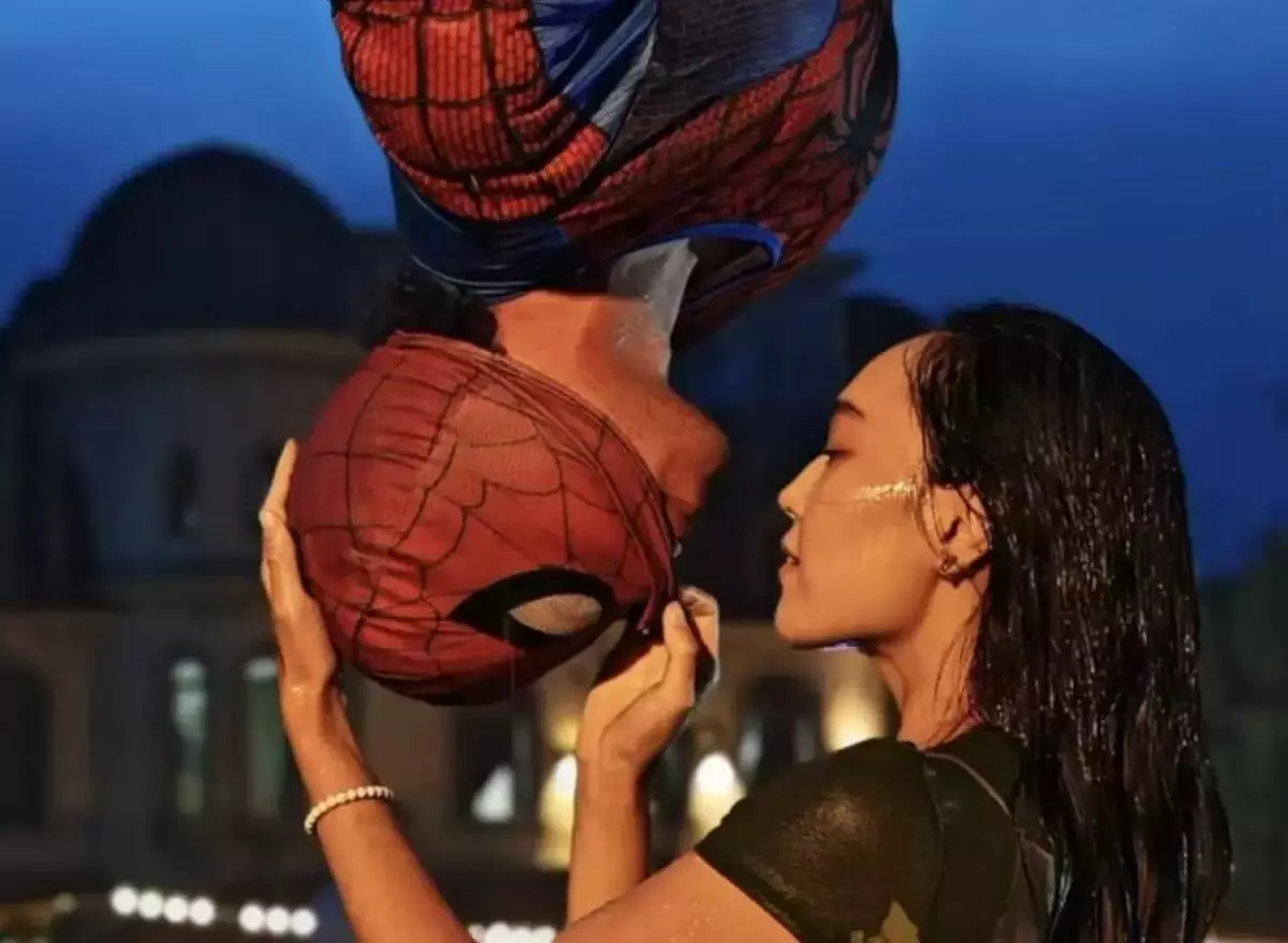Айжулдыз Адайбекова с бойфрендом повторили сцену поцелуя из «Человека-паука»