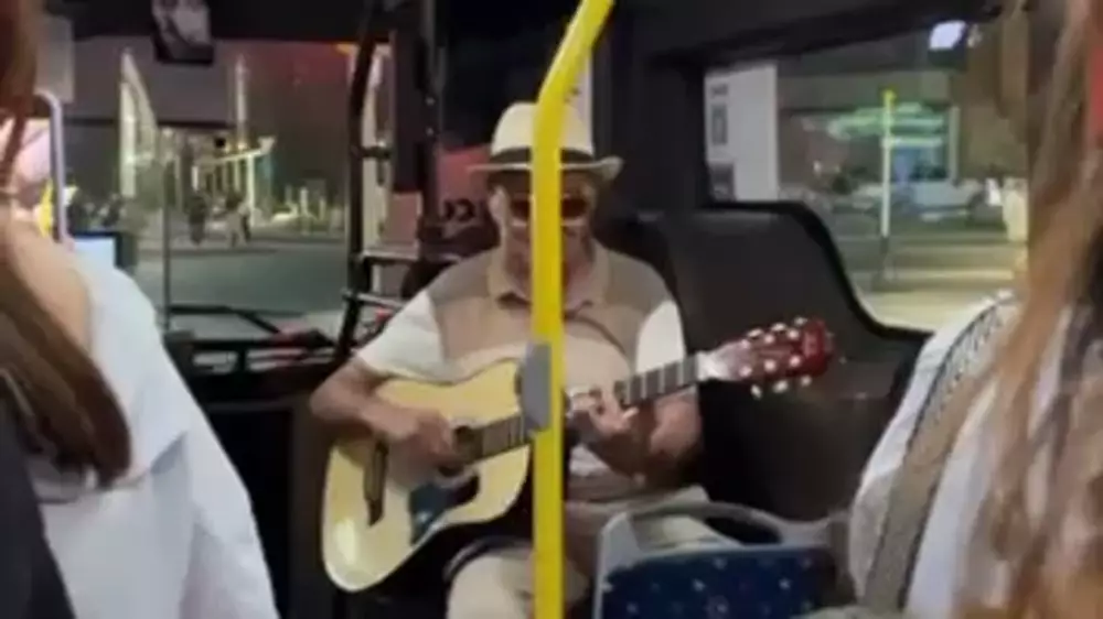 "Позитивный ата" устроил концерт в столичном автобусе