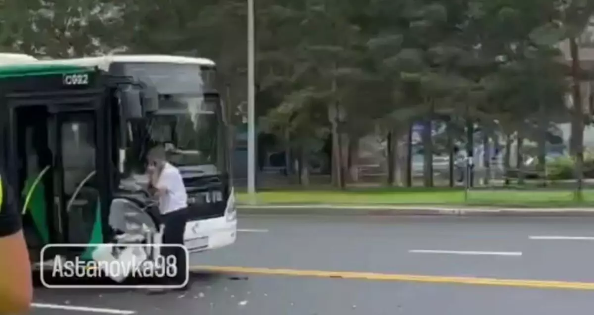 Автобус с пассажирами столкнулся с легковушкой в Астане