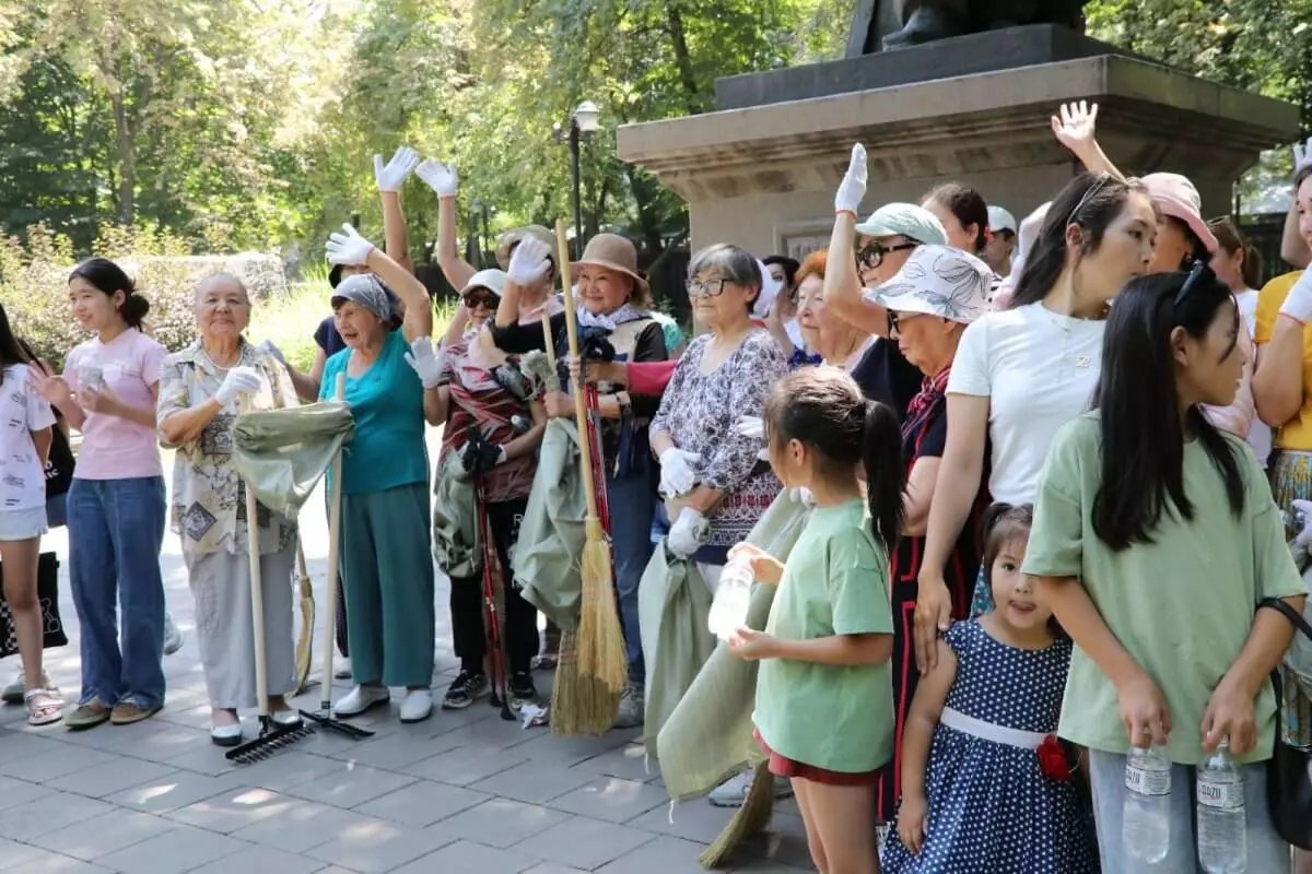 Звезды эстрады и школьники приняли участие в экологической эстафете «Алматы Жазы»
