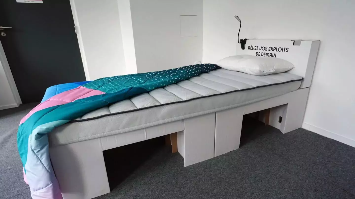 В Олимпийской деревне в Париже спортсмены спят на кроватях из картона