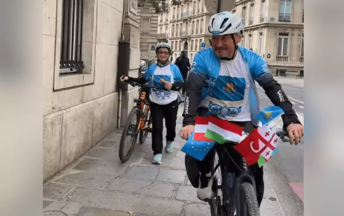 Маңғыстаулық зейнеткер Ақтаудан Парижге дейін велосипедпен барды