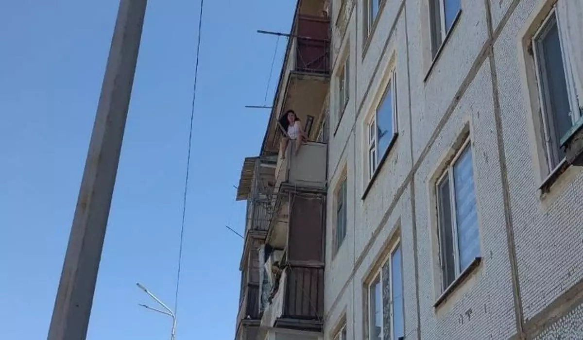 Женщина попыталась спрыгнуть с балкона 4 этажа в Жезказгане (ВИДЕО)