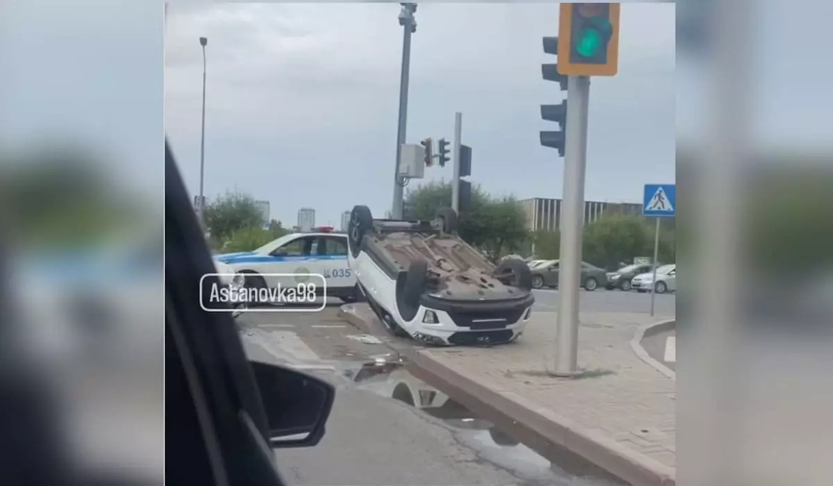 Автомобиль перевернулся на крышу в результате ДТП в центре Астаны (ВИДЕО)