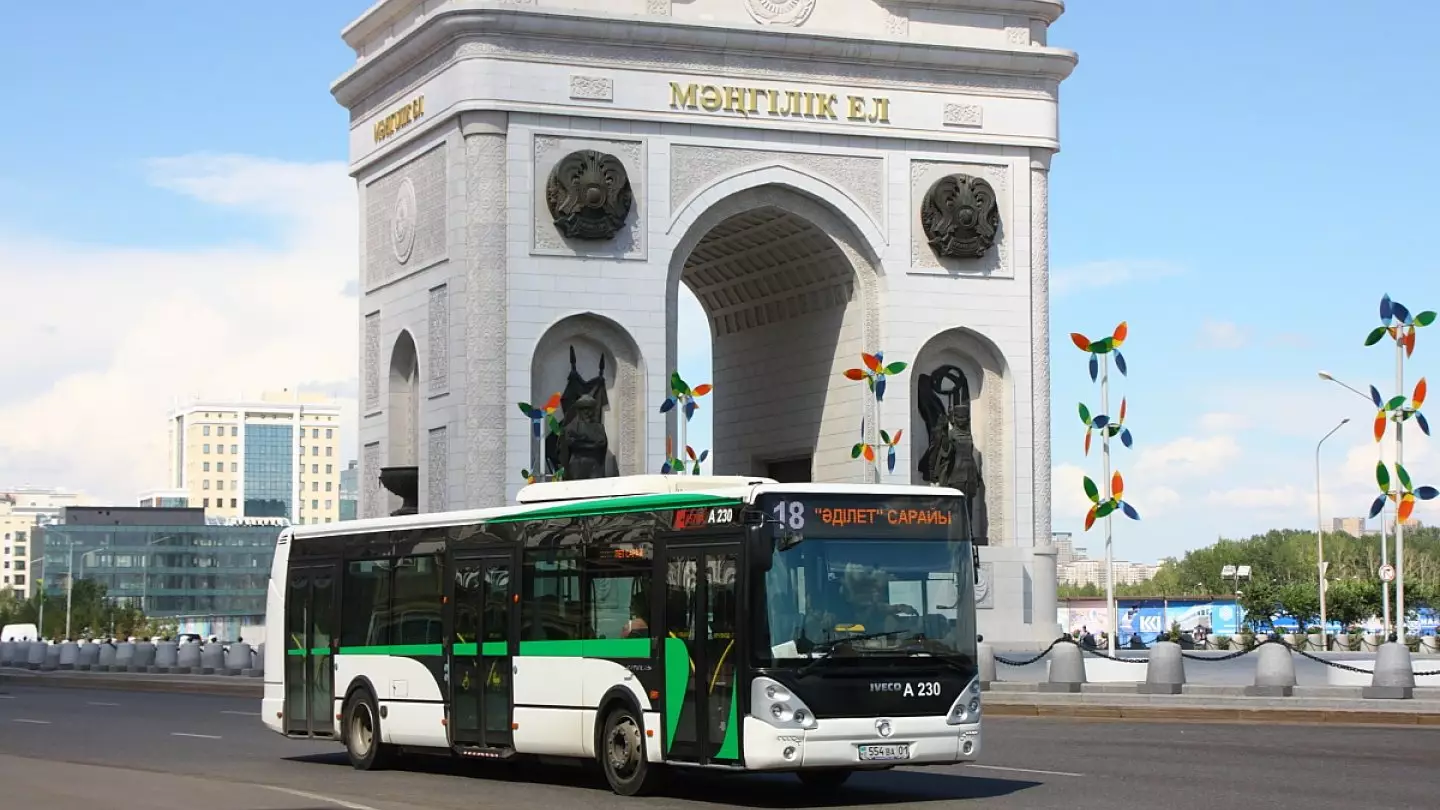 Городской автобус спровоцировал тройное ДТП в Астане: есть пострадавшие