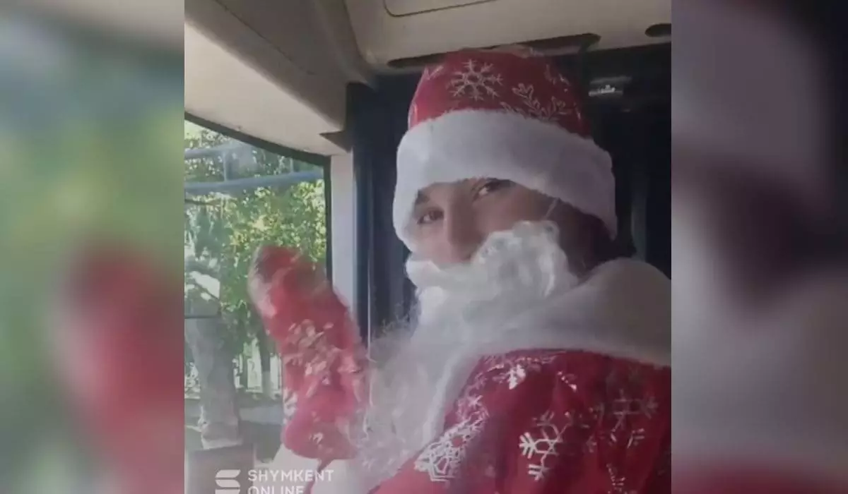 Деда Мороза заметили в 40-градусную жару в Шымкенте (ВИДЕО)