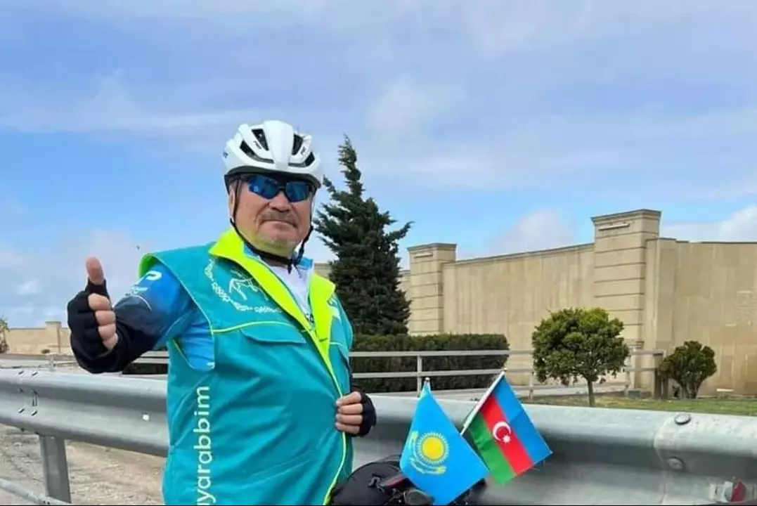 Пенсионер из Казахстана добрался на Олимпийские игры на велосипеде