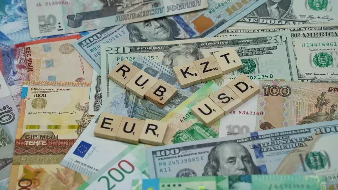 Жители Казахстана продолжают "избавляться" от рублей