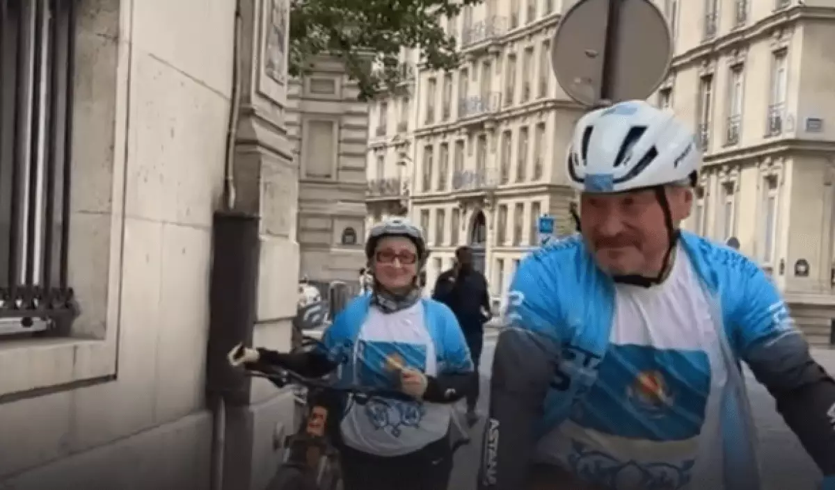 Казахстанский пенсионер на велосипеде доехал до Парижа из Актау