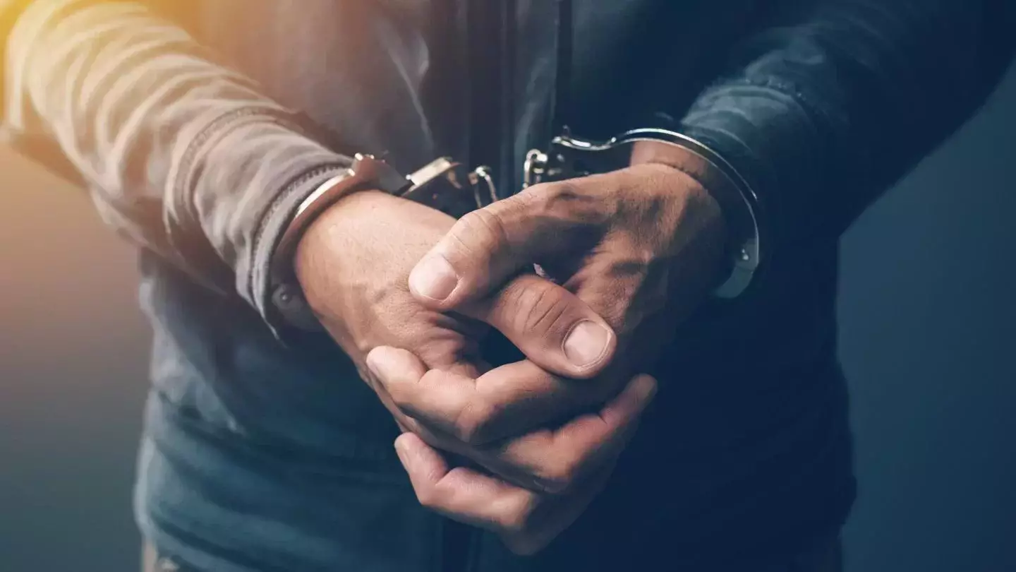 Арест и выдворение: иностранца задержали в Астане за домогательства к женщине