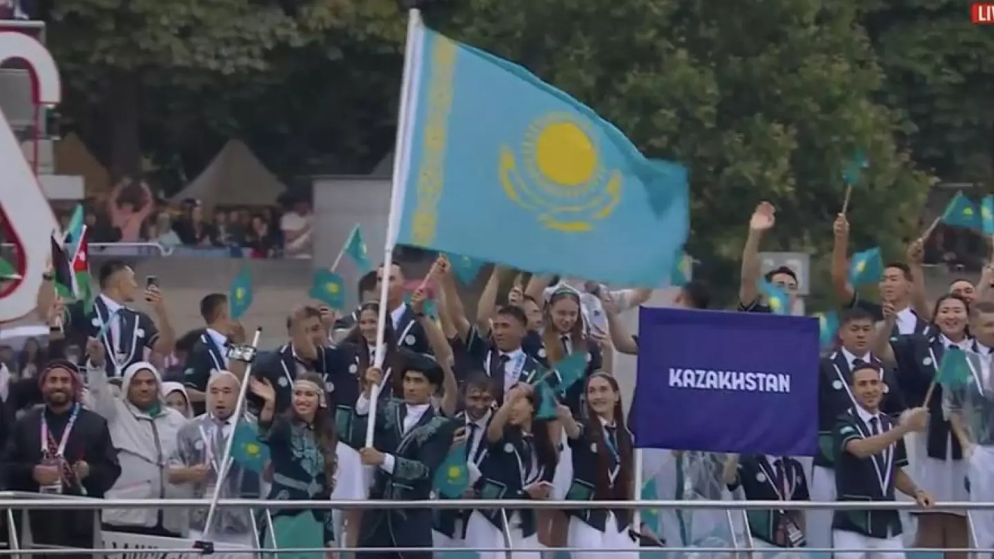 Сборная Казахстана с флагом страны на Олимпийских играх в Париже