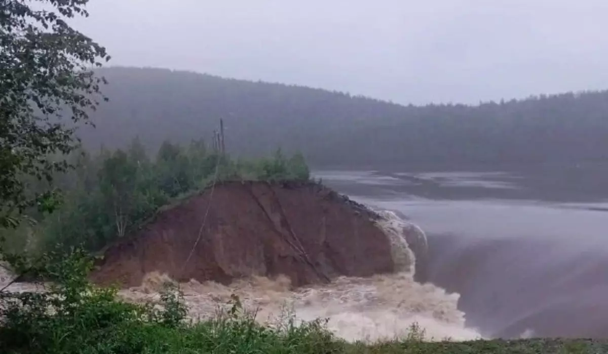 «Мы все тонем»: дамбу прорвало на водохранилище в Челябинской области (ВИДЕО)
