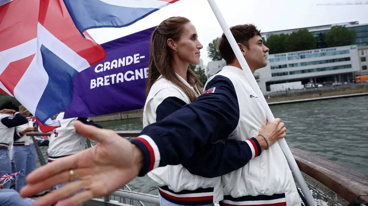 Британские знаменосцы повторили сцену из фильма «Титаник» на Сене