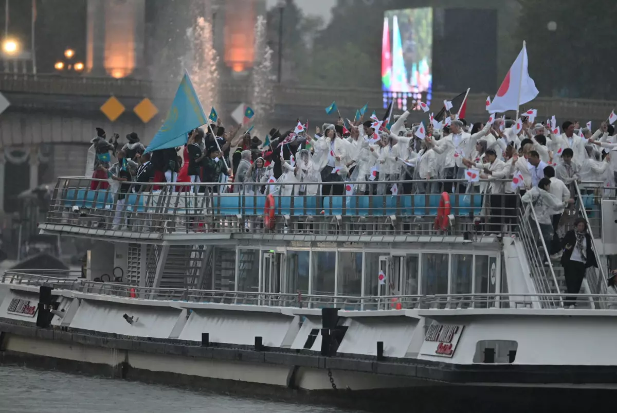 Олимпиада-2024: Сборная Казахстана приняла участие в параде спортсменов (ФОТО)