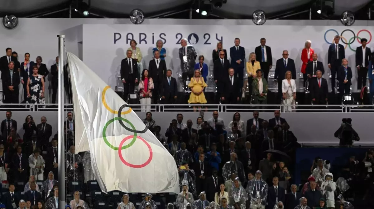 Олимпийский флаг повесили вверх ногами на церемонии открытия Игр в Париже
