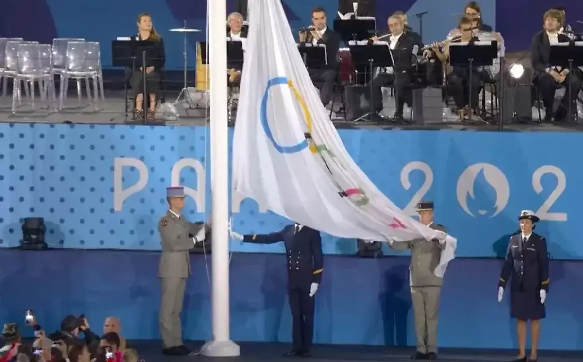 На церемонии открытия Игр в Париже олимпийский флаг повесили в перевернутом виде
