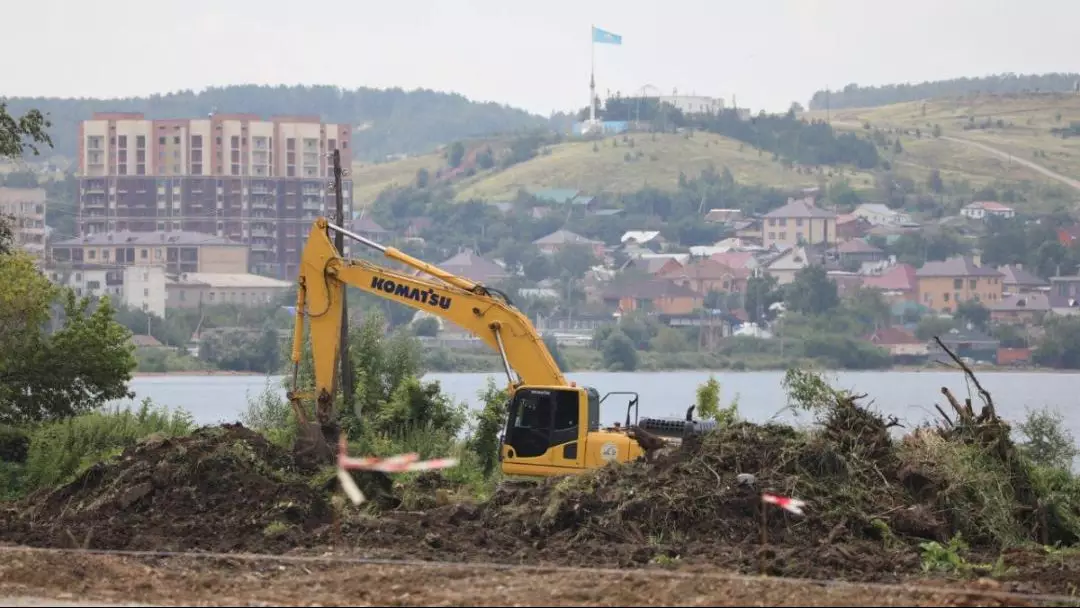 В Кокшетау проверили ход строительства объектов вдоль озера Копа