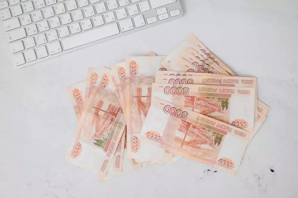 Рекордный отток рублей в Казахстане: граждане избавляются от российской валюты