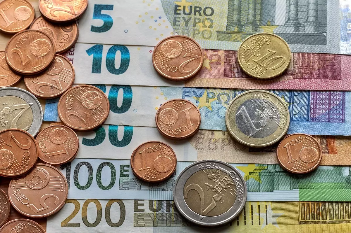 Курс евро и доллара в обменниках Алматы 27 июля 2024