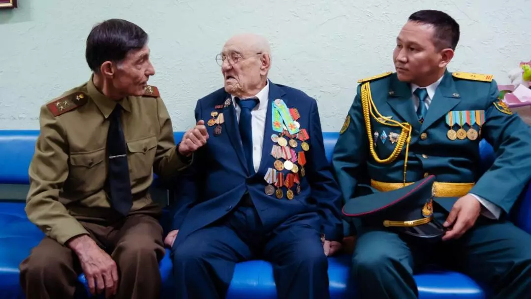 Әскерилер 97 жастағы соғыс ардагерін туған күнімен құттықтады