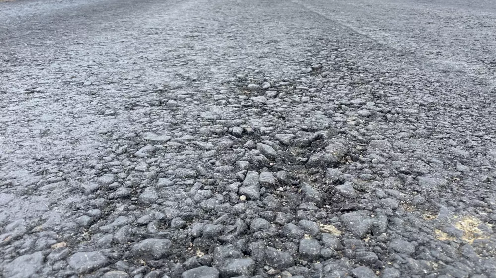 Новый асфальт кладут на старый: "проверенная технология" ремонта дороги возмутила жителей ЗКО