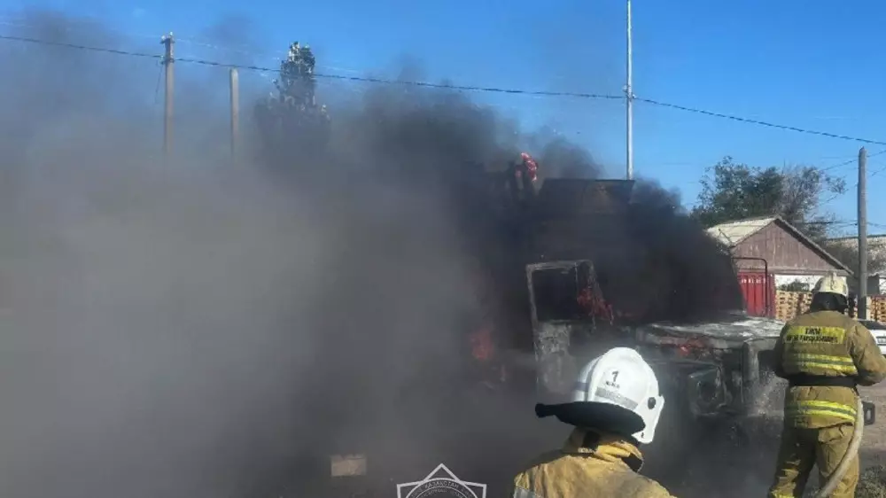 Грузовой автомобиль сгорел в Атырау