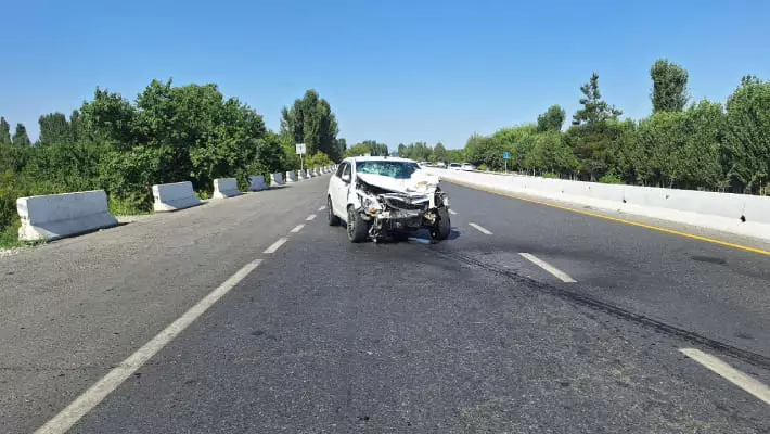 В Ферганской области водитель погиб в лобовом столкновении двух легковушек