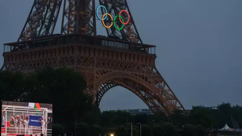 На церемонии открытия Игр-2024 в Париже олимпийский флаг подняли вверх ногами