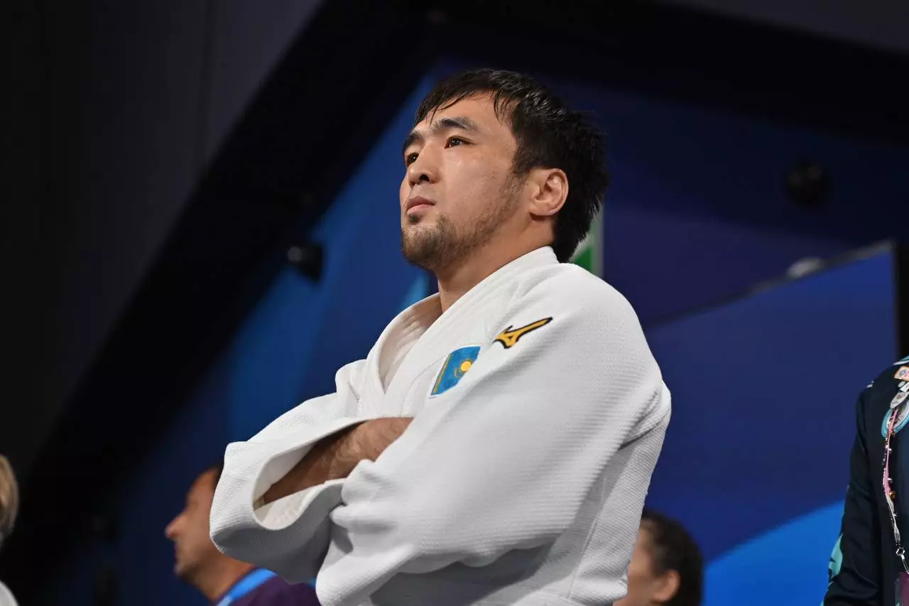 Казахстанец Елдос Сметов стартовал с победы на Олимпиаде в Париже
