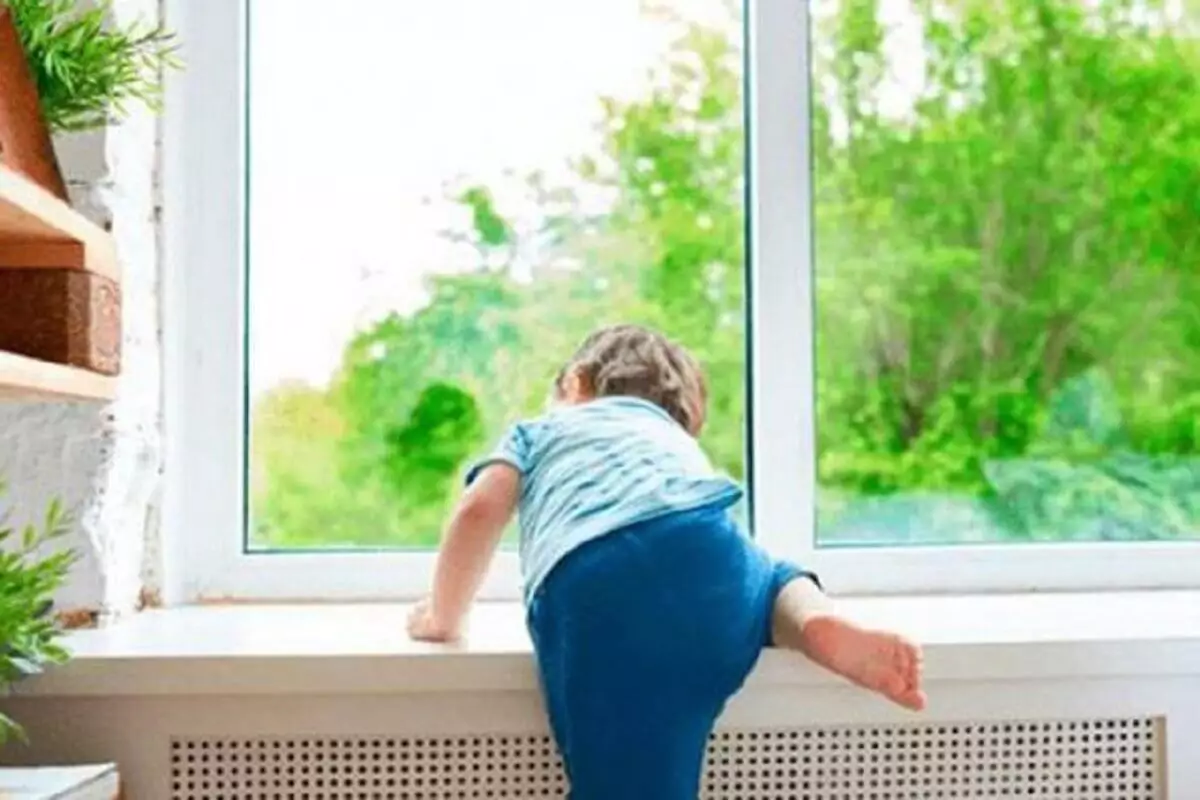 Трехлетний ребенок выпал из окна 13-го этажа высотки в Алматы
