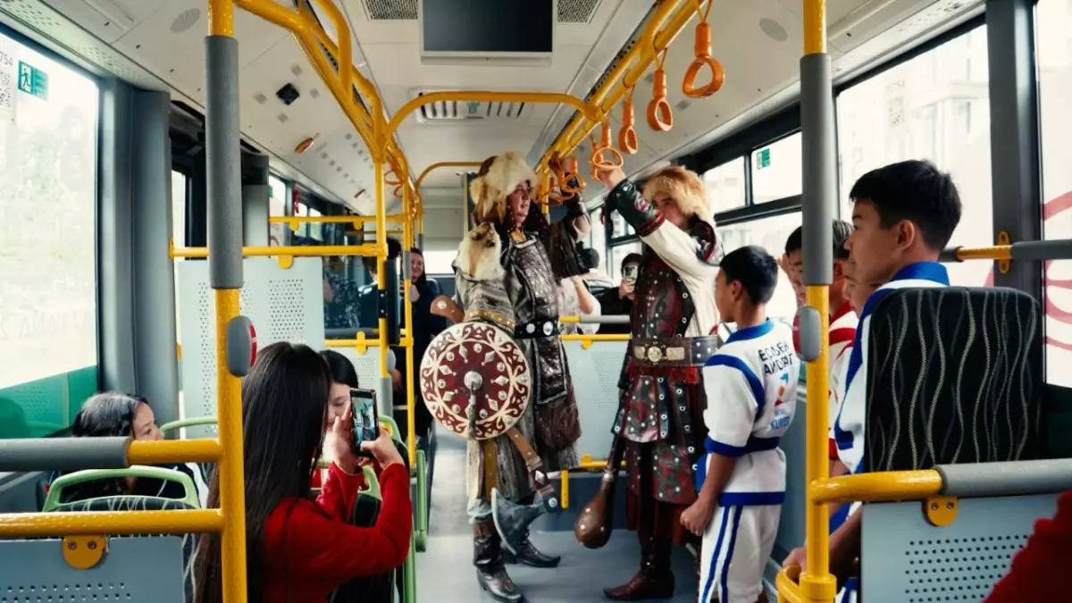 Всемирные игры кочевников: беркутчи проехался на общественном транспорте по Астане