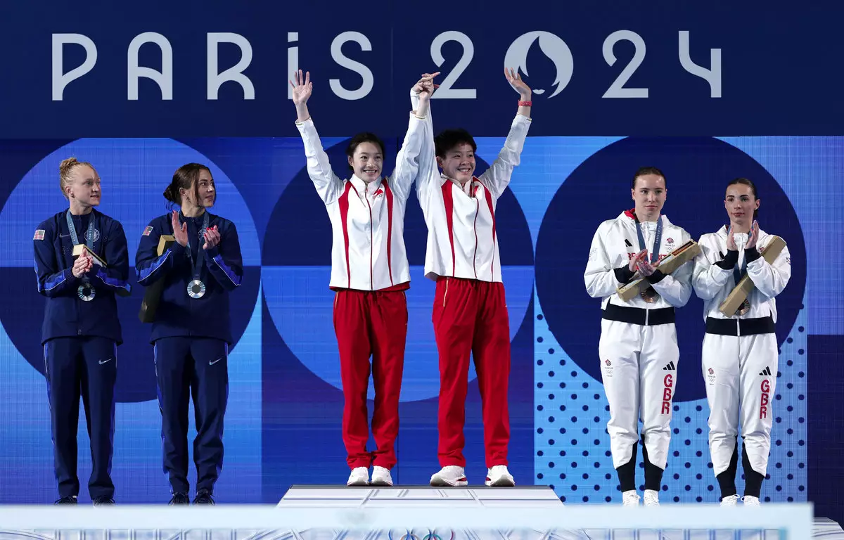 Китаянки Чэнь Ивэнь и Чан Яни выиграли синхронные прыжки с трамплина на Олимпиаде