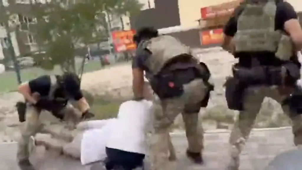 На видео попало задержание группы рэкетиров под Алматы