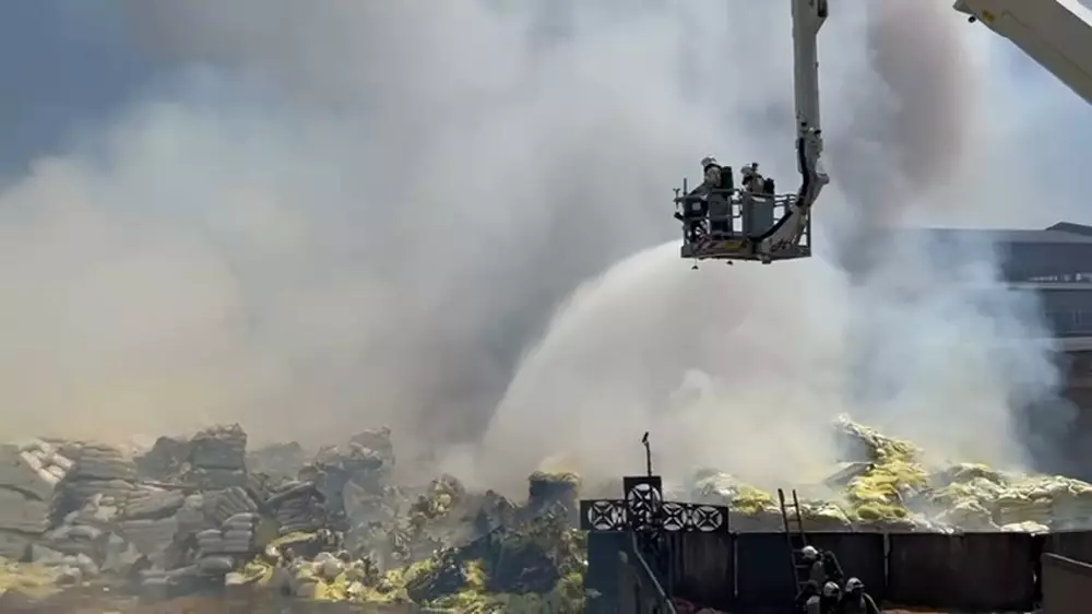 Сера горит на территории индустриальной зоны в Шымкенте